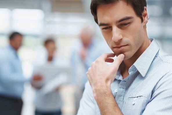 ένας άντρας σκέφτεται να θεραπεύσει τη βακτηριακή προστατίτιδα